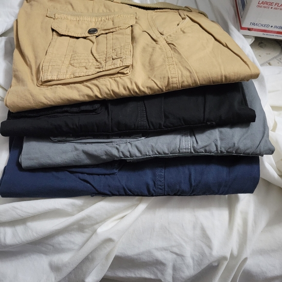 4 pair of cargo shorts 60.00 - Picture 2 of 8